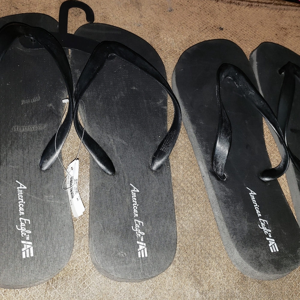 2 pairs new Men's American Eagle flip flops